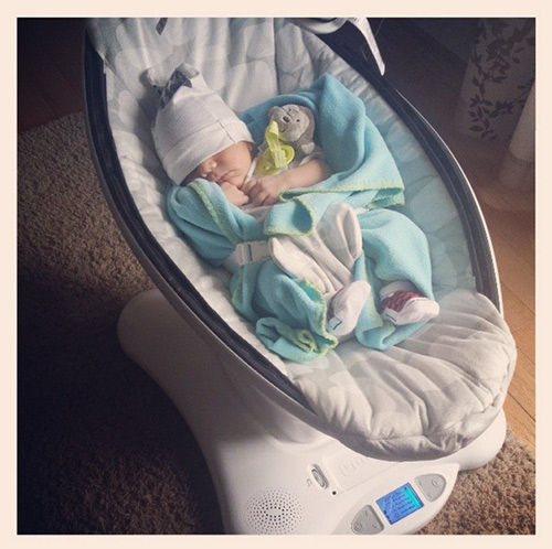 baby in 4moms MamaRoo bouncer
