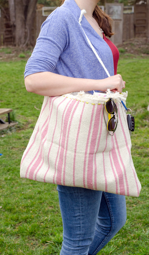 DIY: Repurpose a rug into a cute beach tote! - Commatose.ca